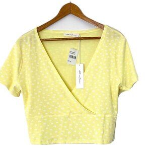 All in Favor Womens size XL Short Sleeve Rib Knit V Neck Crop Top Yellow Daisy
